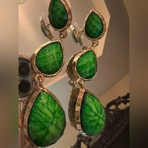 💍 NWOT  Elegant Green and Gold Drop Earrings